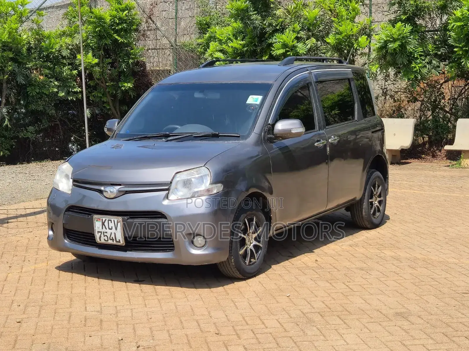 Toyota Sienta 2012