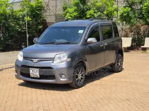 Toyota Sienta 2012