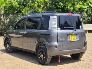 Toyota Sienta 2012