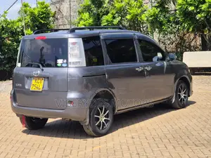 Toyota Sienta 2012