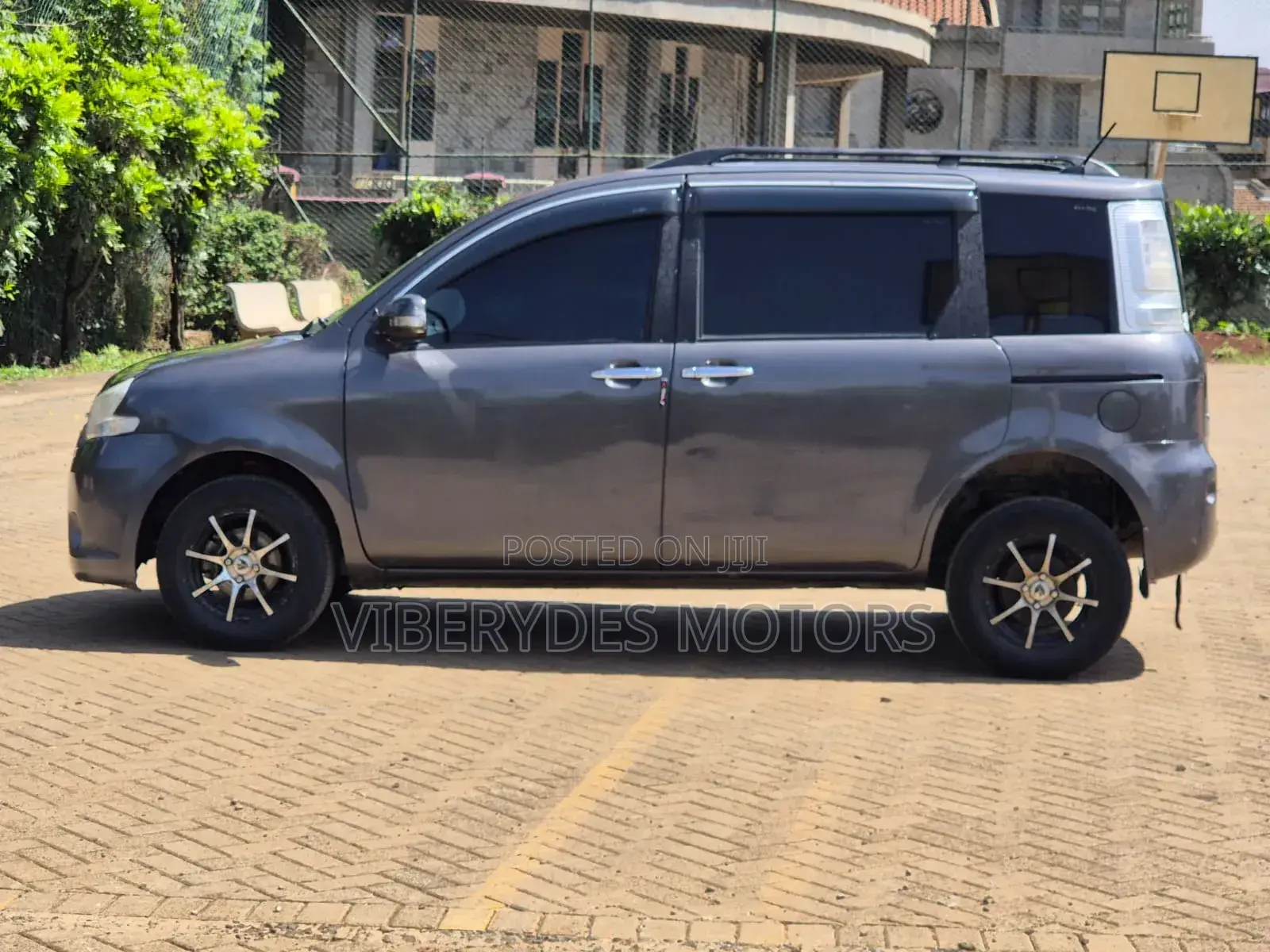 Toyota Sienta 2012