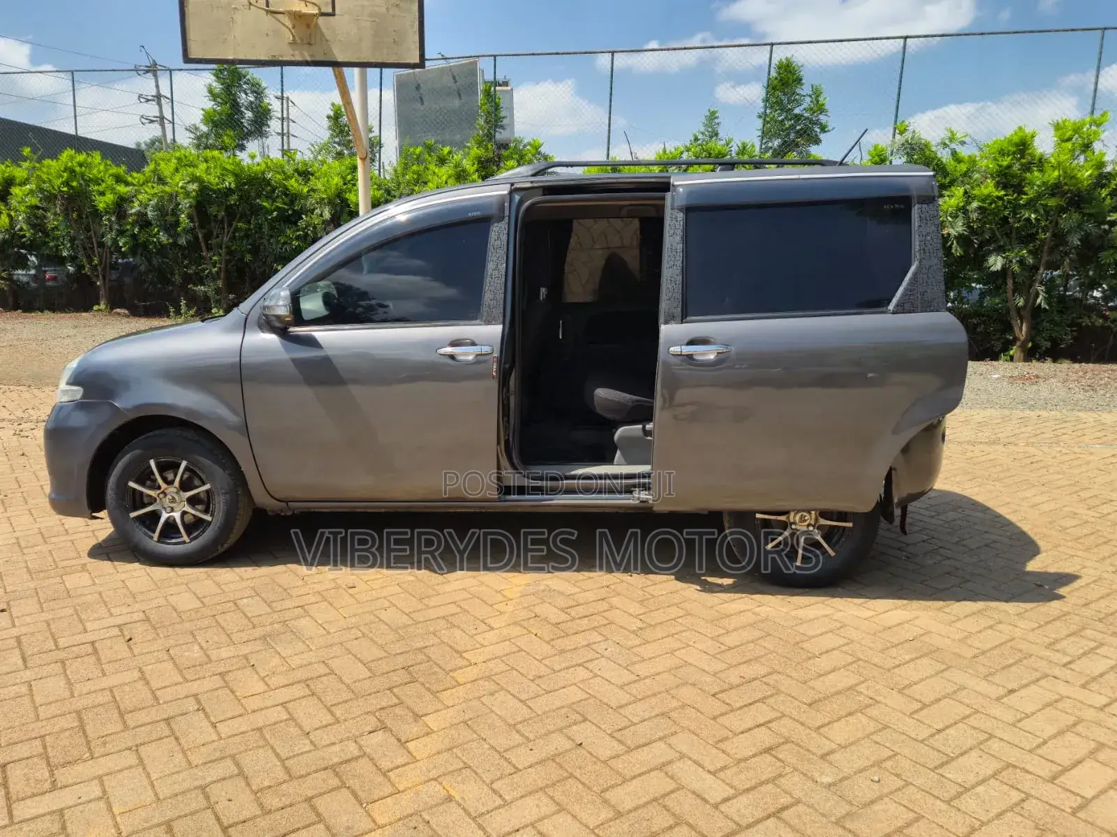 Toyota Sienta 2012