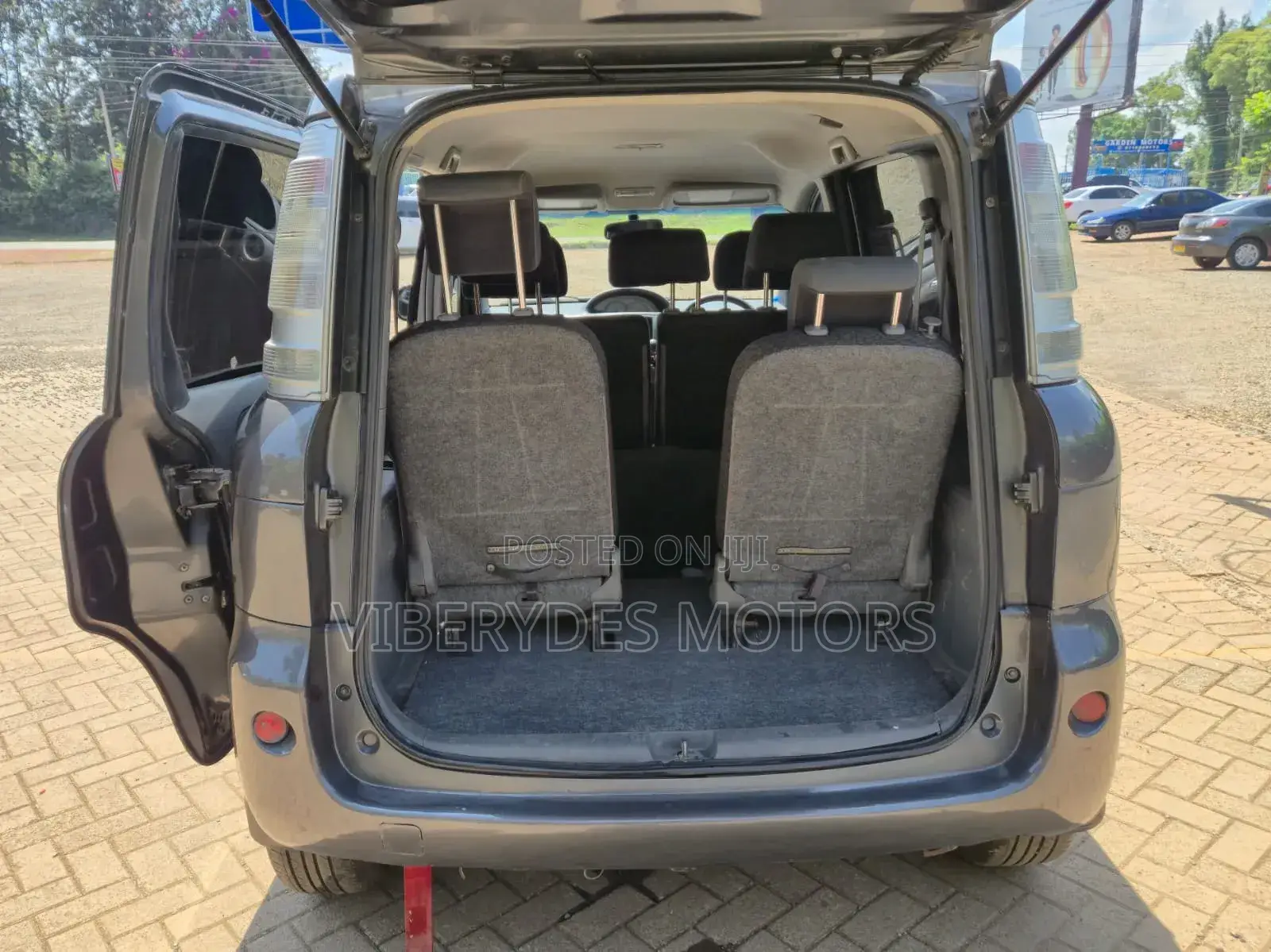 Toyota Sienta 2012
