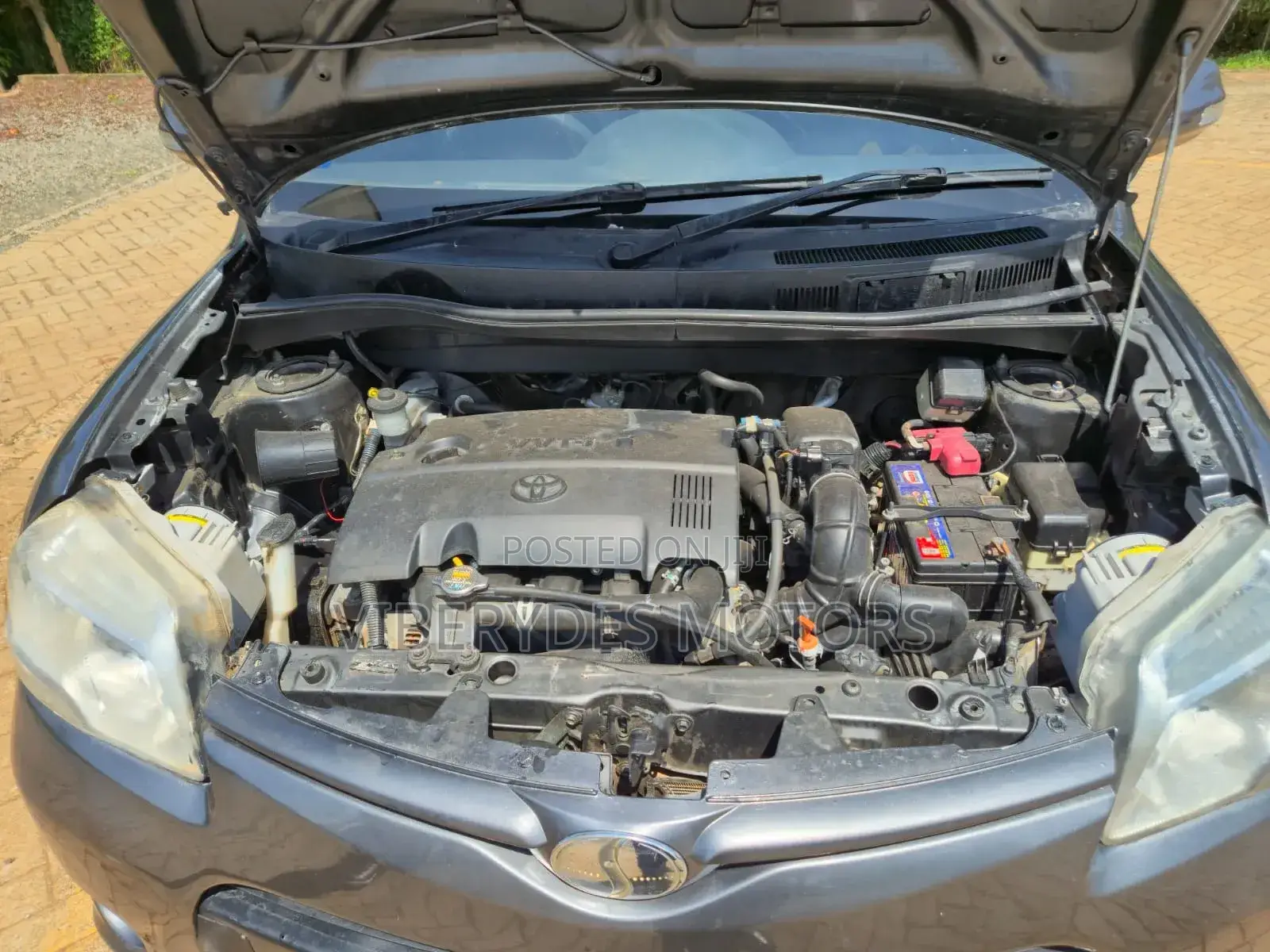 Toyota Sienta 2012