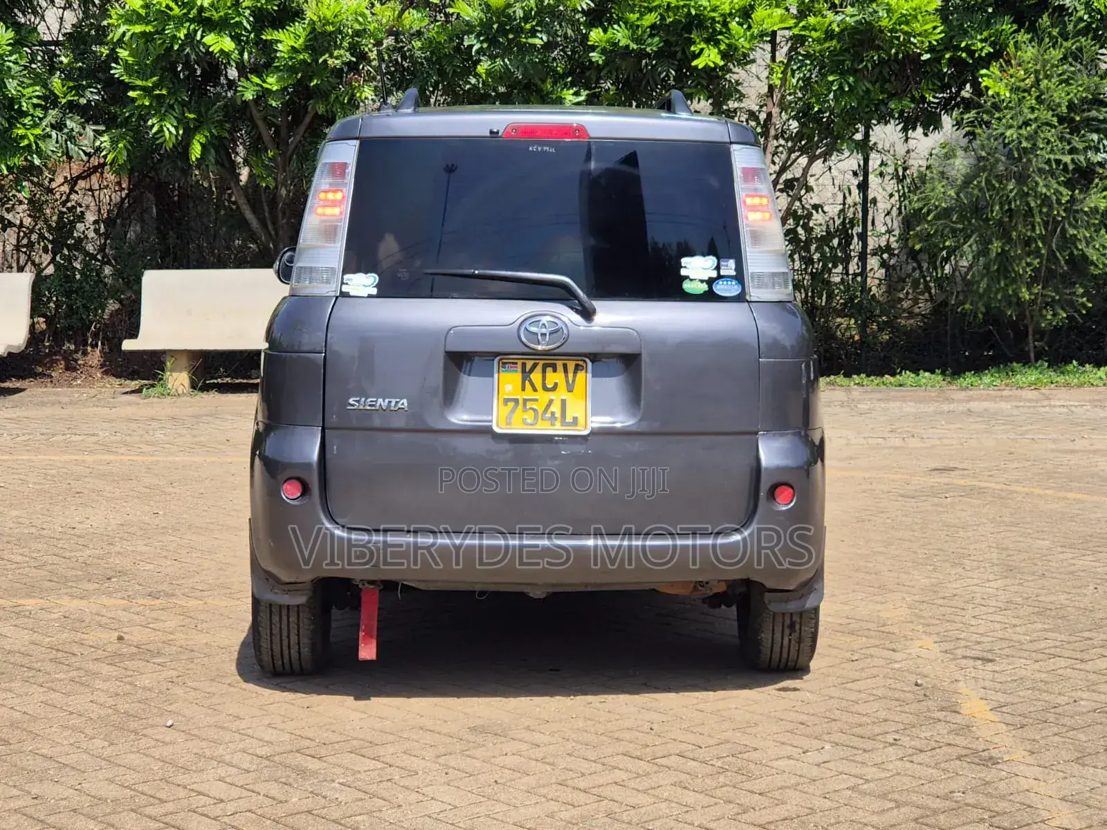 Toyota Sienta 2012