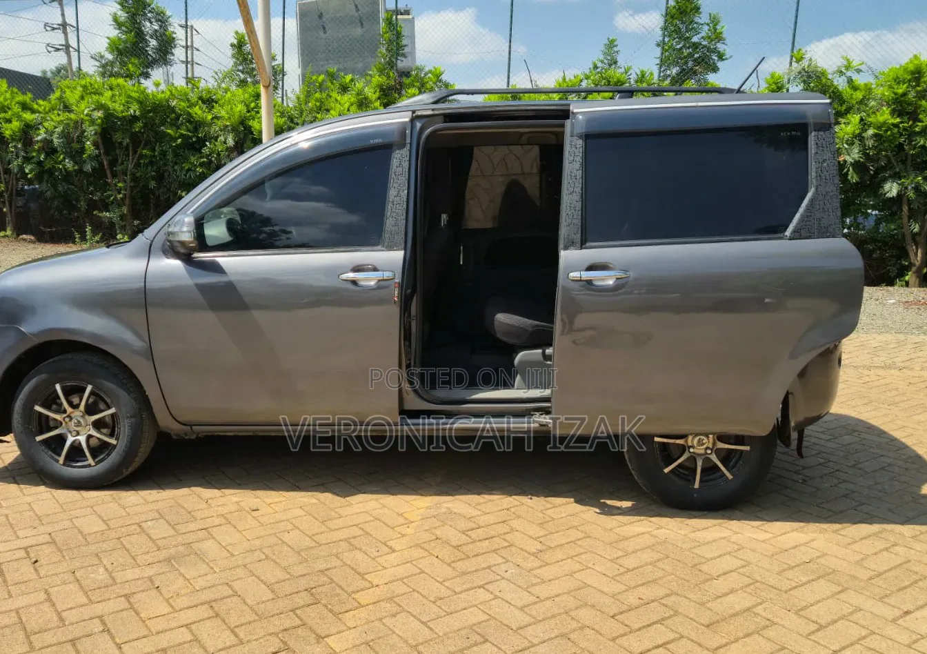 Toyota Sienta 2012 Gray