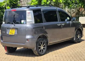 Toyota Sienta 2012 Gray