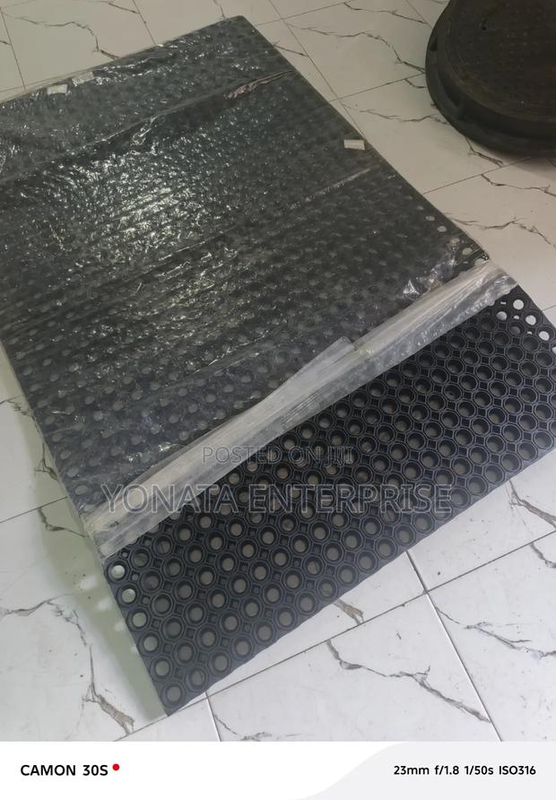Outdoor Rubber Drainage Floor Mat - thumbnail 2