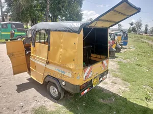 Piaggio 2019 Yellow