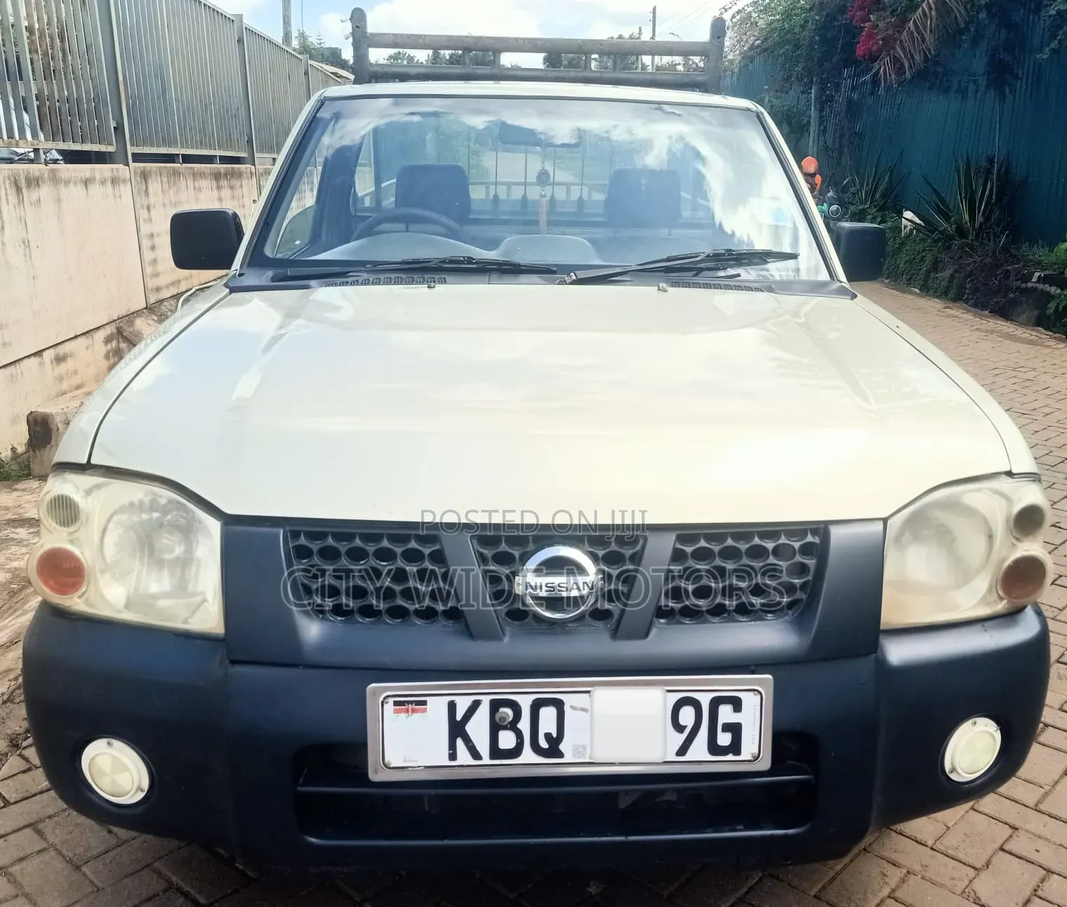 Nissan Hardbody 2011 Gold