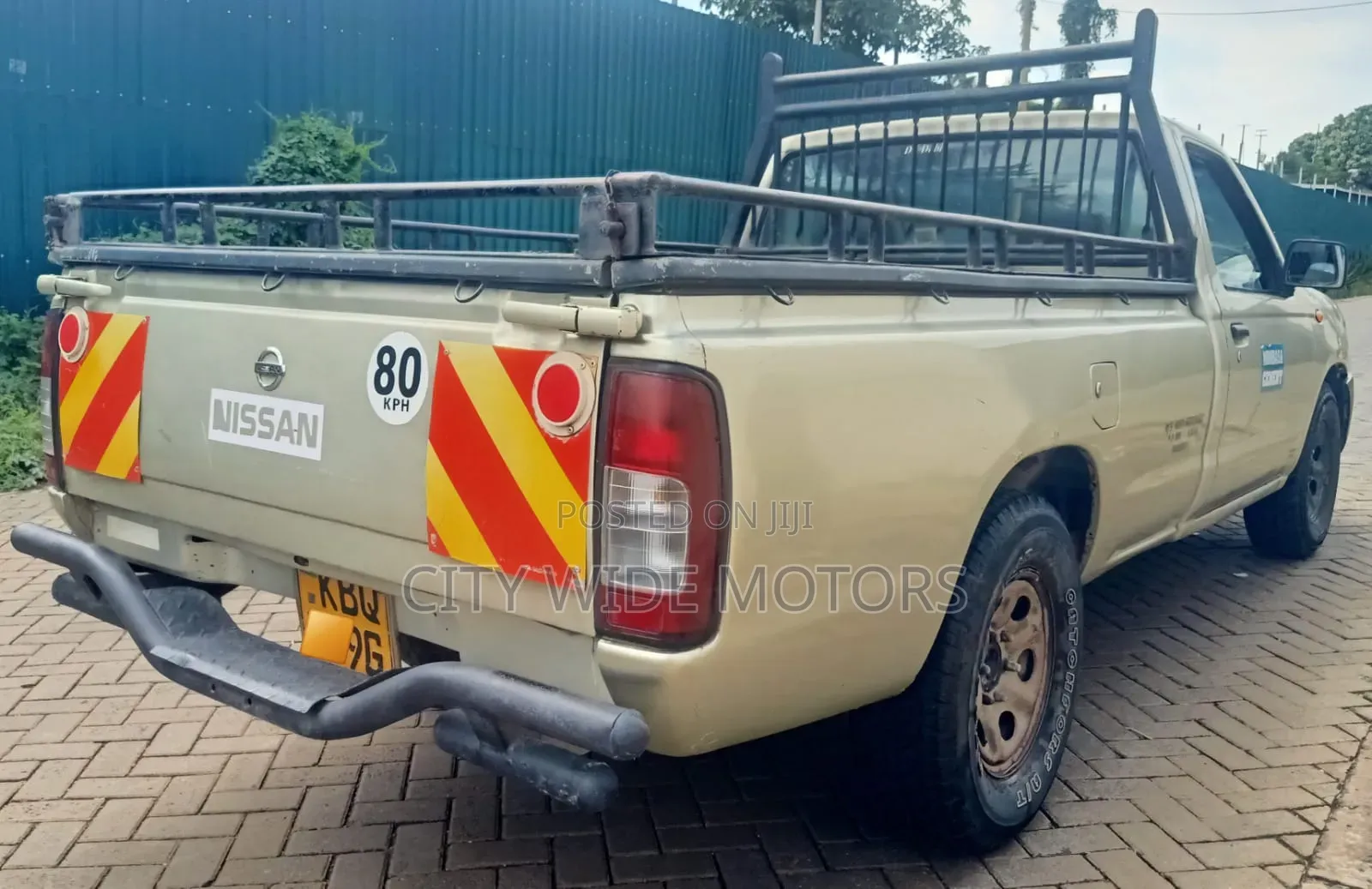 Nissan Hardbody 2011 Gold