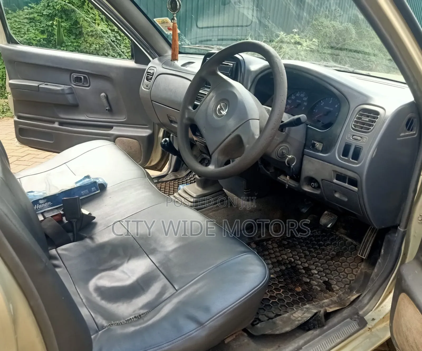 Nissan Hardbody 2011 Gold