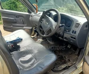 Nissan Hardbody 2011 Gold