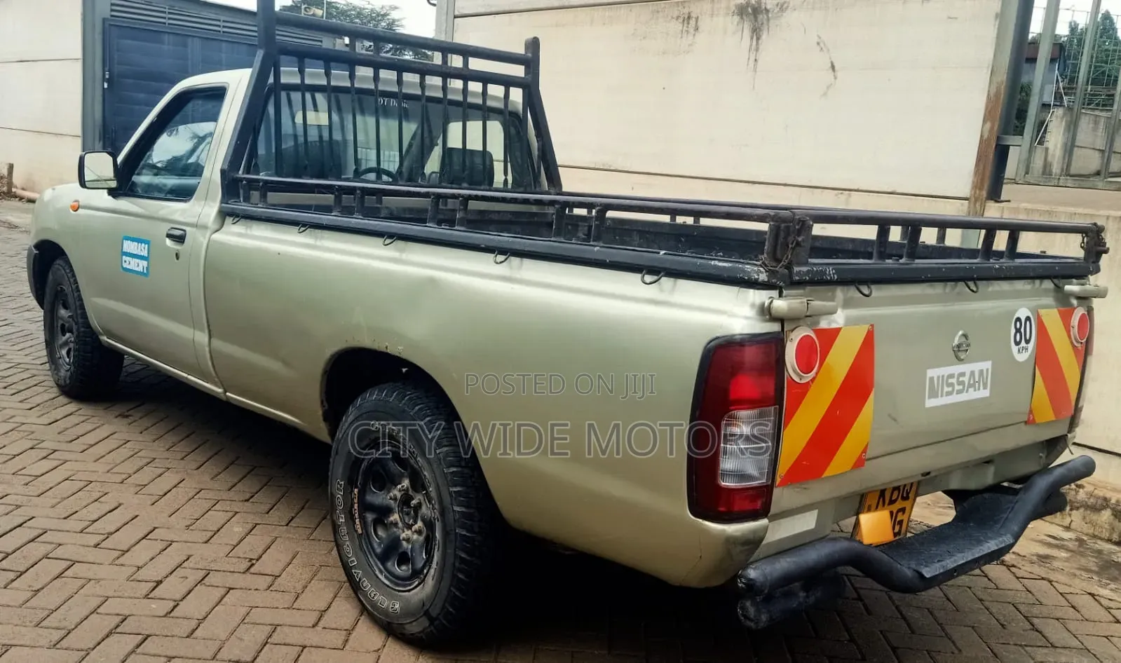 Nissan Hardbody 2011 Gold