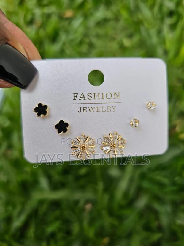 Minimalist Gold Stud Earrings Set - thumbnail 10