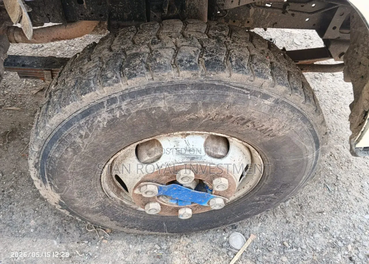 Isuzu NPR 2015