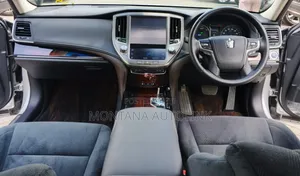 Toyota Crown 2018 Silver