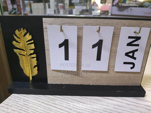 Minimalism Wooden Calendar Ornament – Cr