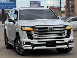 Toyota Land Cruiser LC300 2023 White