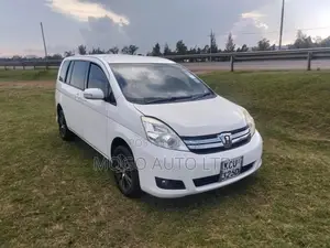 Toyota ISIS 2012 Pearl