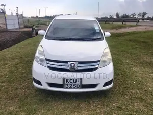 Toyota ISIS 2012 Pearl