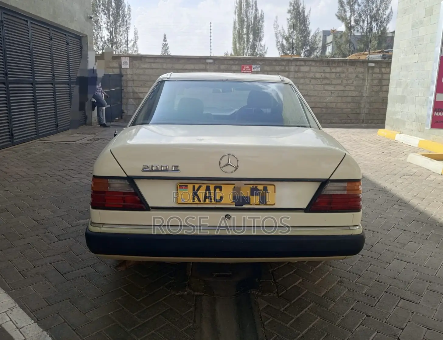Mercedes-Benz E200 1991 Brown