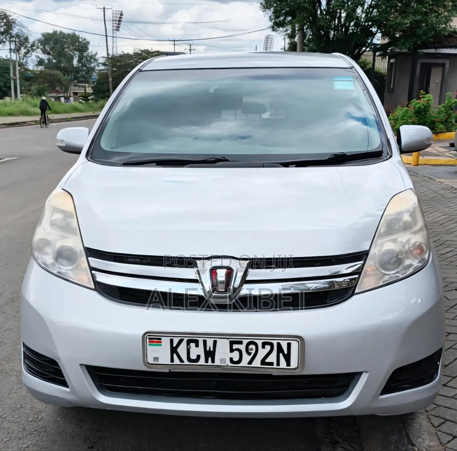Toyota ISIS 2012 Silver