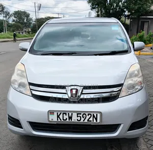 Toyota ISIS 2012 Silver