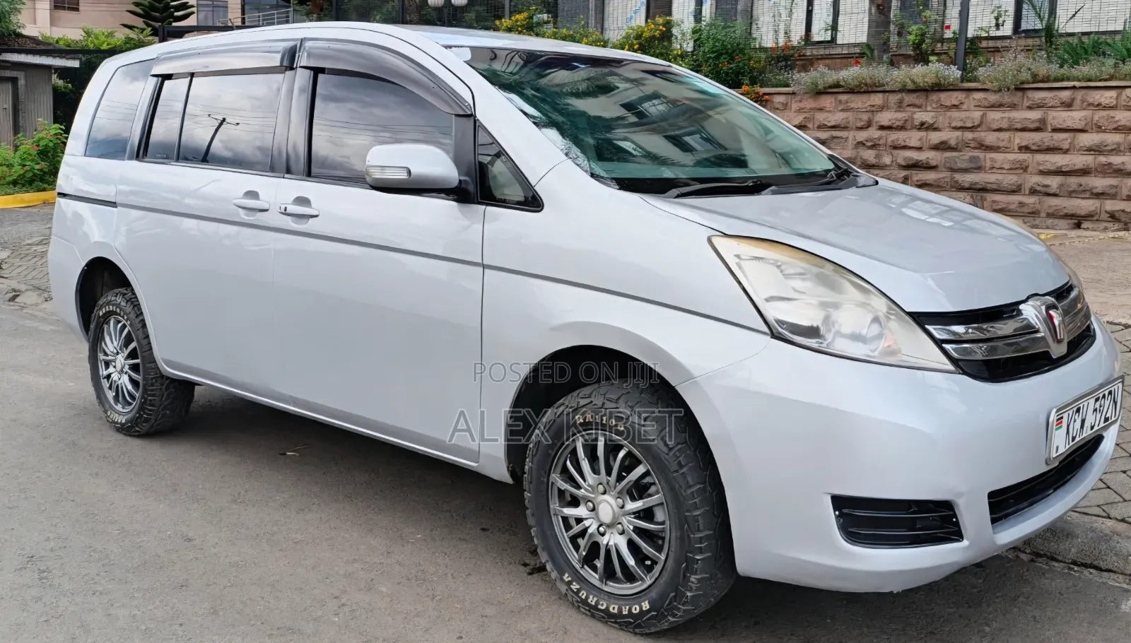 Toyota ISIS 2012 Silver