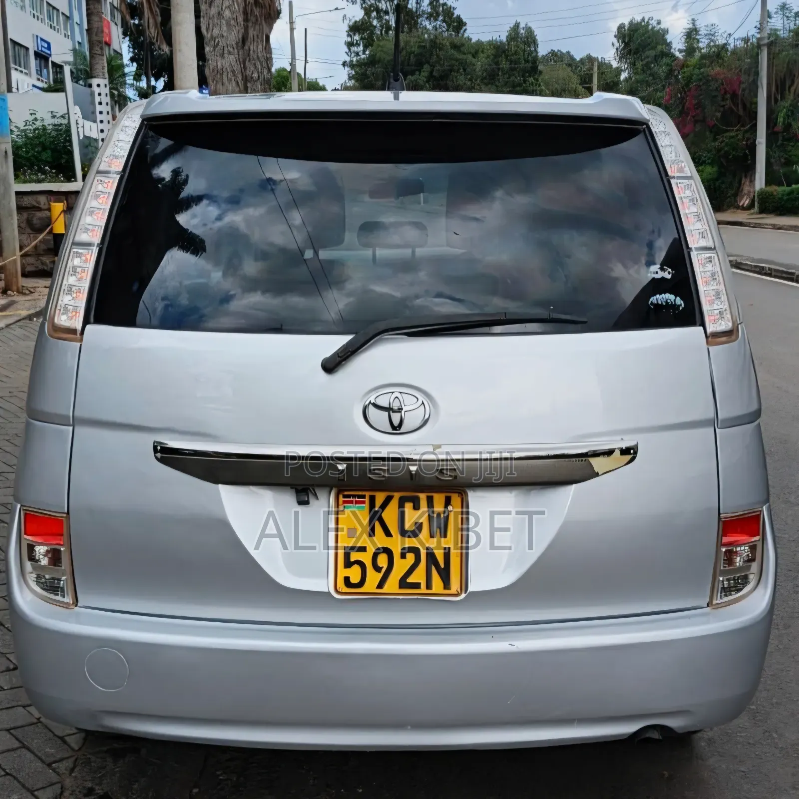 Toyota ISIS 2012 Silver