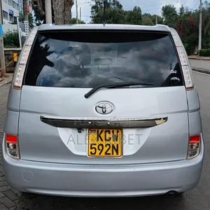 Toyota ISIS 2012 Silver