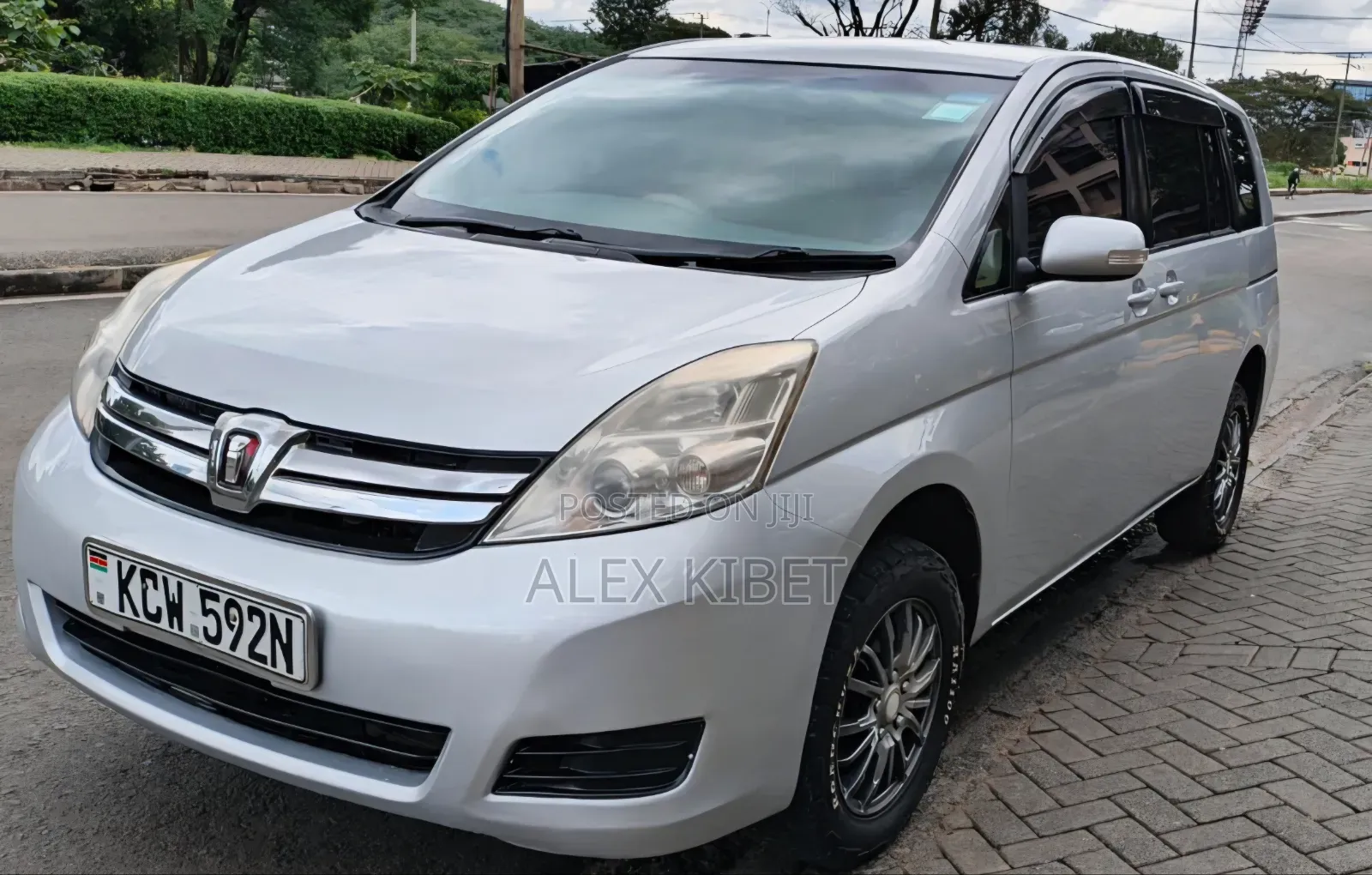 Toyota ISIS 2012 Silver