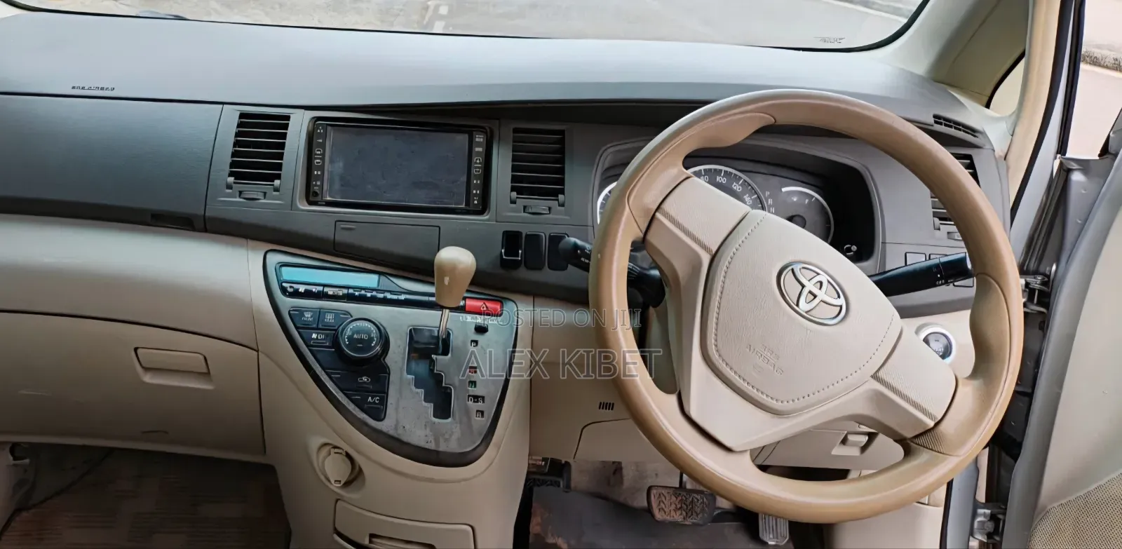 Toyota ISIS 2012 Silver