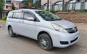 Toyota ISIS 2013 Silver