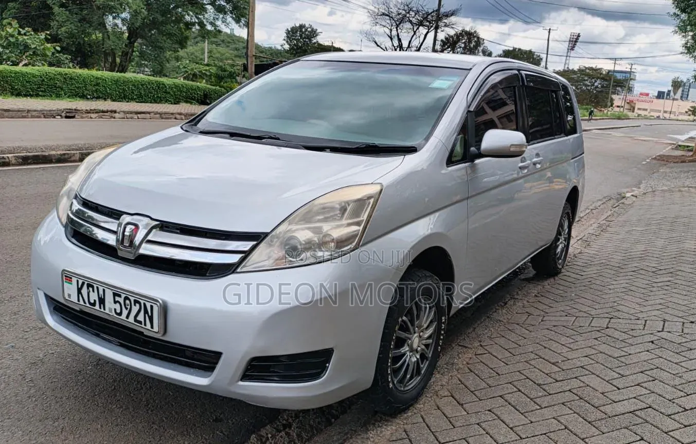 Toyota ISIS 2013 Silver