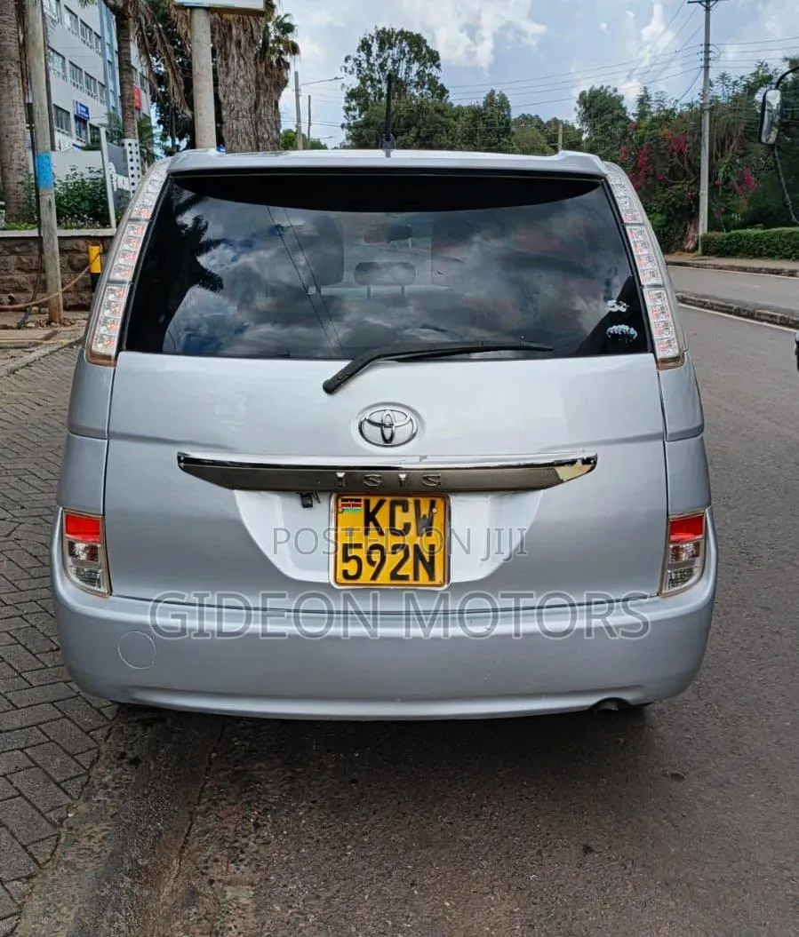 Toyota ISIS 2013 Silver