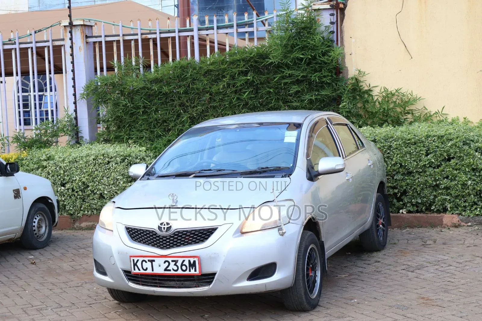 Toyota Belta 2011 Silver