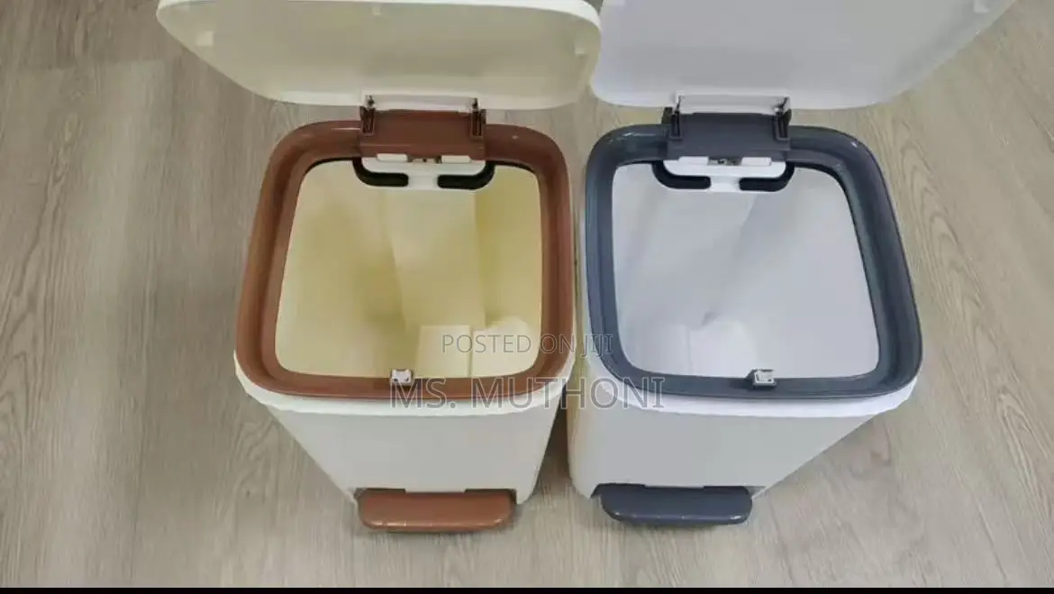 Hard Plastic Foot Pedal Dustbin/Trash Can.