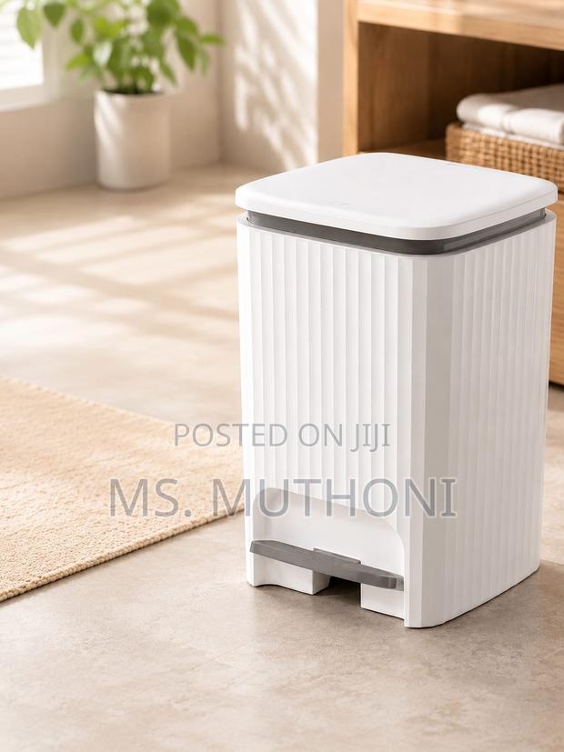15 L Bathroom/ Kitchen Foot Pedal Dustbin/Trash Can. - thumbnail 2