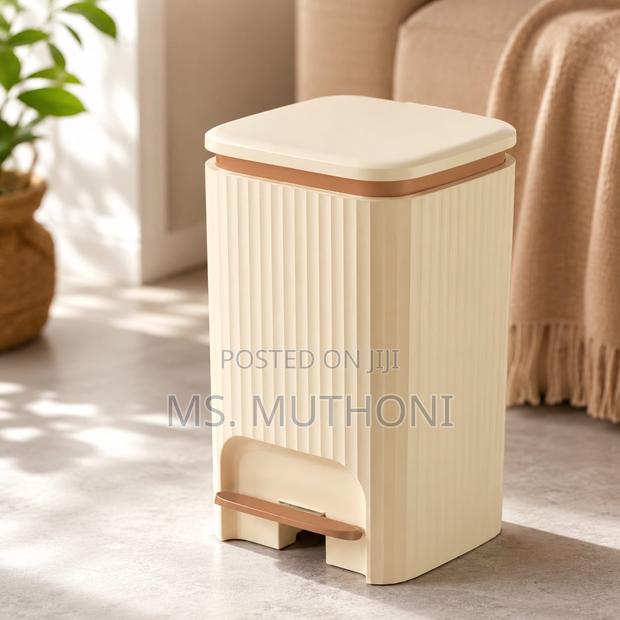 15 L Bathroom/ Kitchen Foot Pedal Dustbin/Trash Can. - thumbnail 3