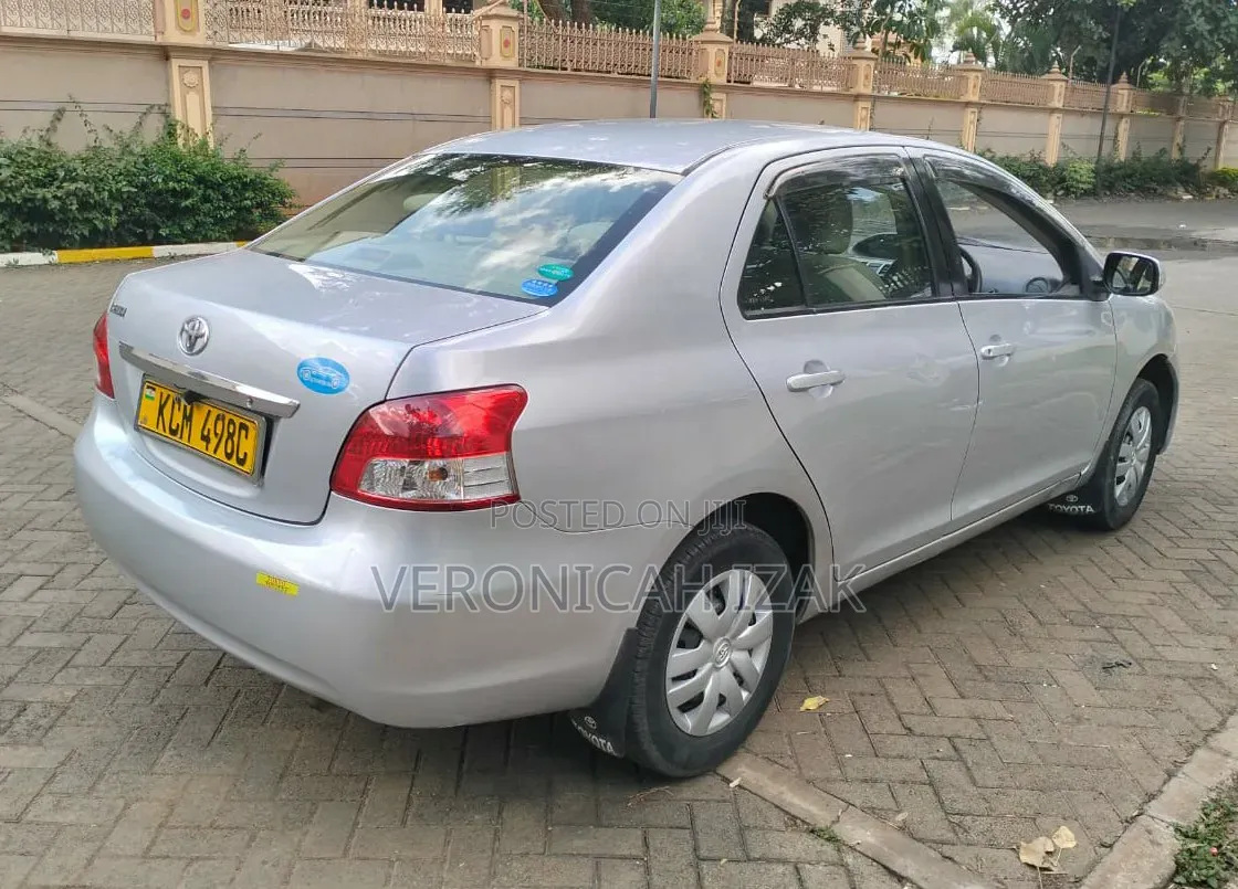 Toyota Belta 2010 Silver