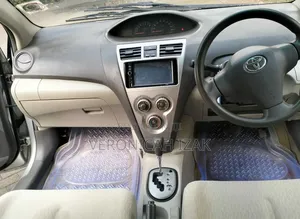 Toyota Belta 2010 Silver