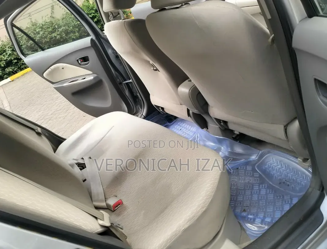 Toyota Belta 2010 Silver