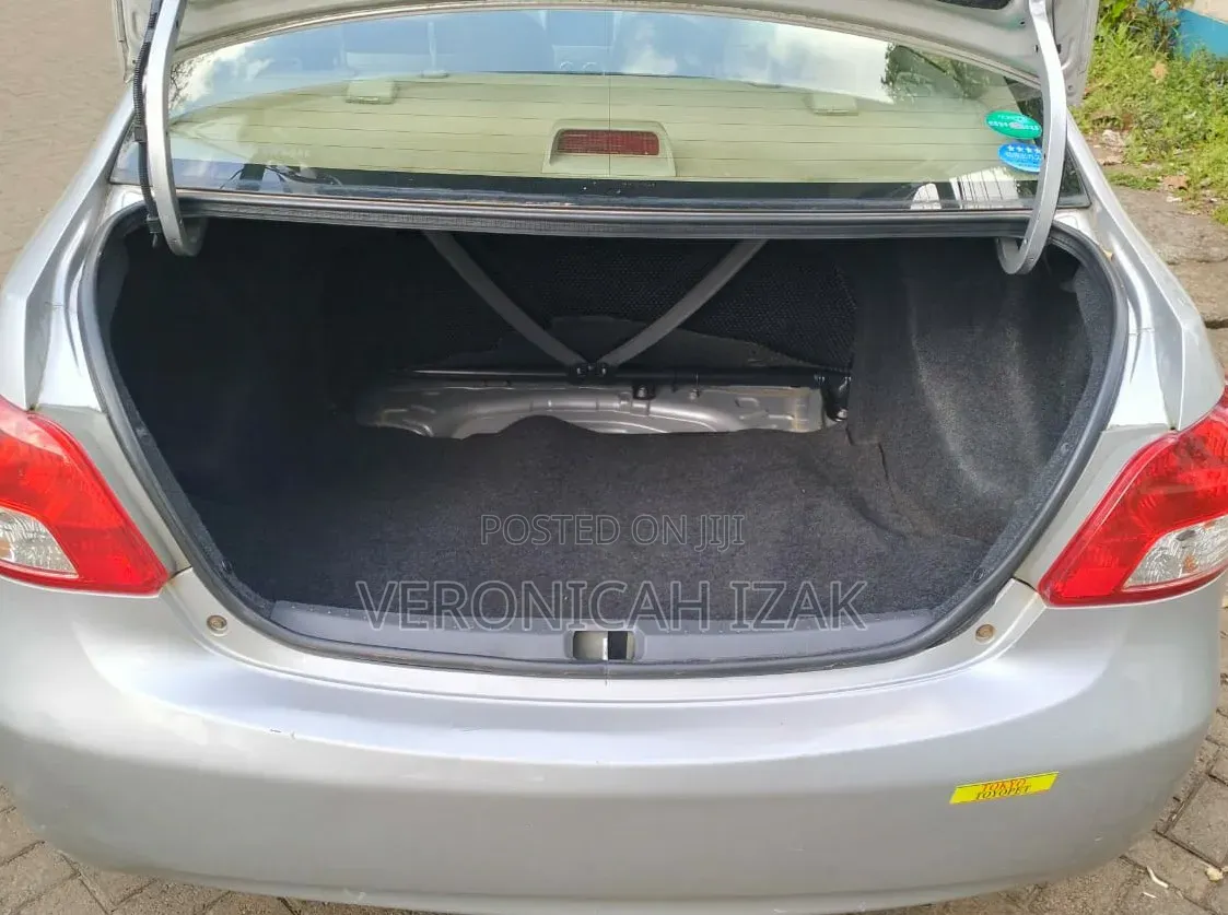 Toyota Belta 2010 Silver