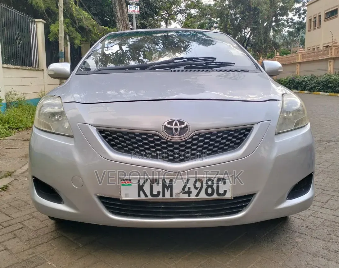 Toyota Belta 2010 Silver