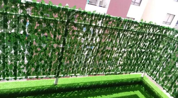 Uv-Resistant Meshed Leafy Artificial Privacy Fence Rolls