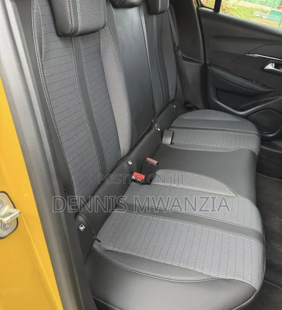 Peugeot 208 2021 Yellow