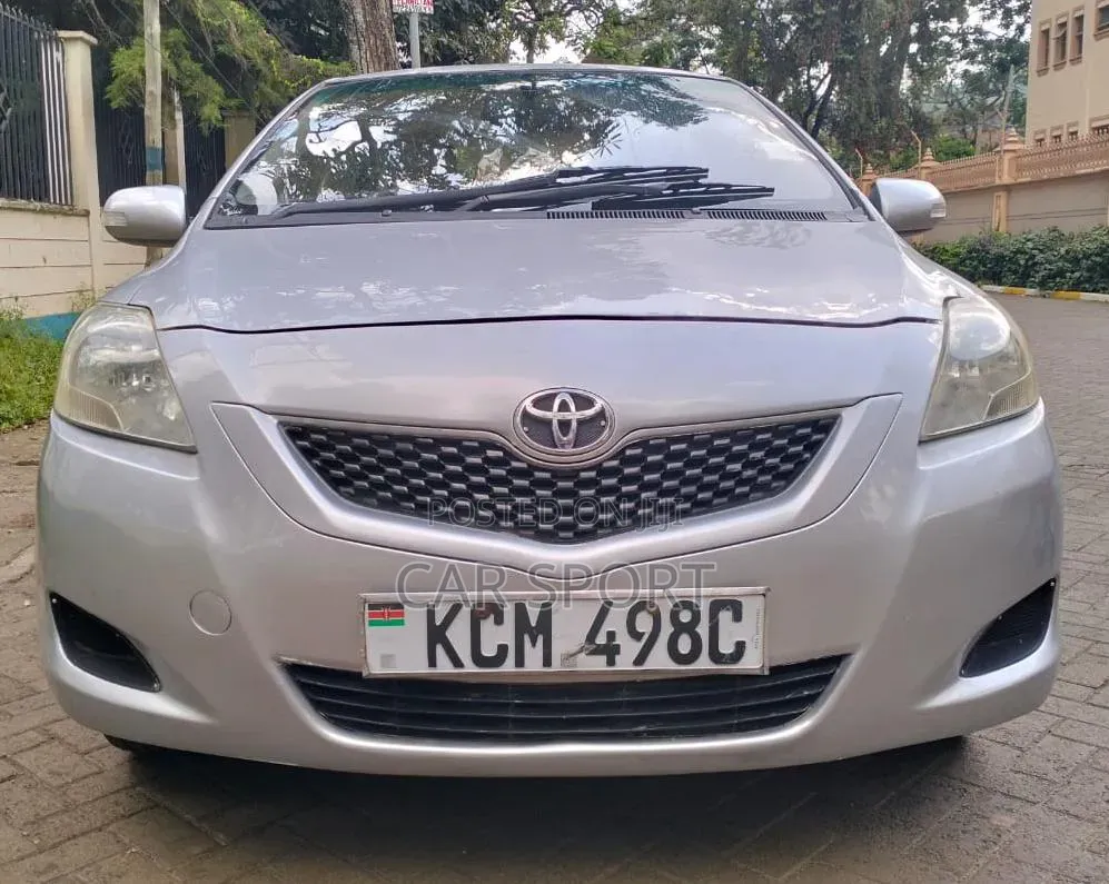 Toyota Belta 2010 Silver