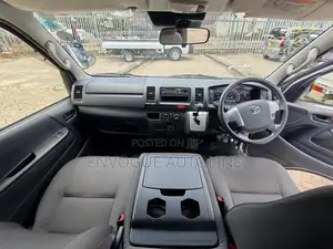 Toyota HiAce 2018 Silver
