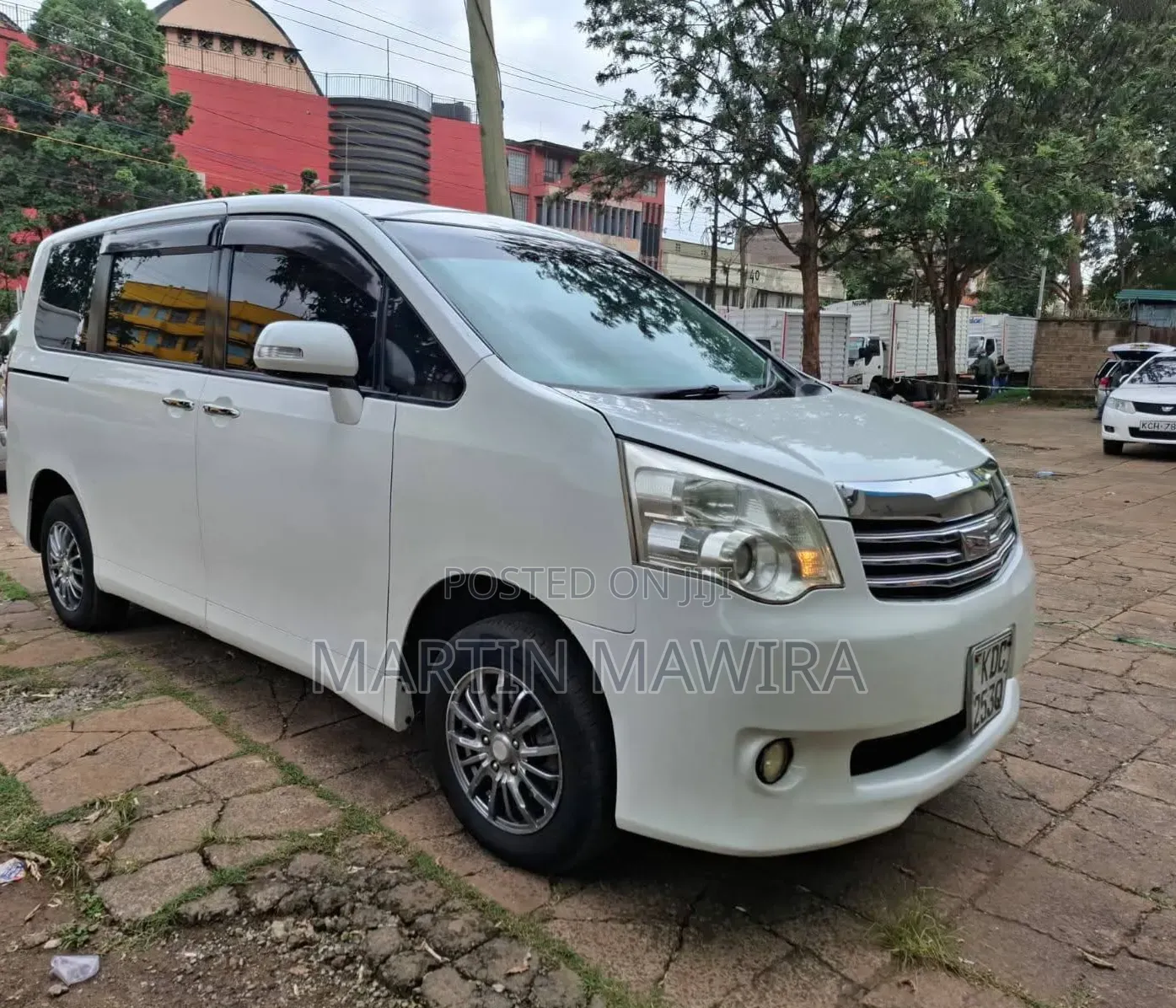 Toyota Noah 2013 White